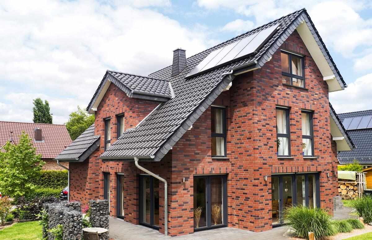 Красивый фасад дома с гибким кирпичом